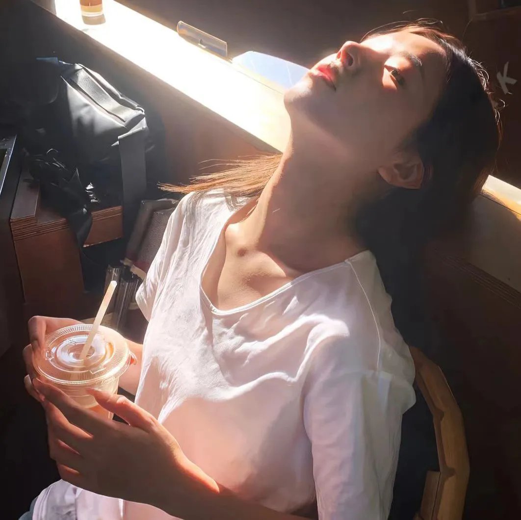 天桥摆摊，我捡了个纨绔当老公